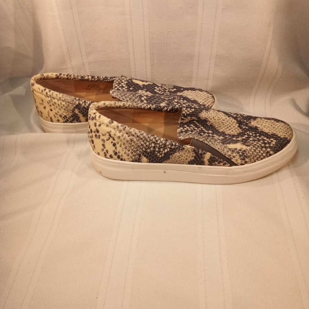 Vince Camuto Women's Slip-On Sneakers Size‎ 8.5M Snake Print